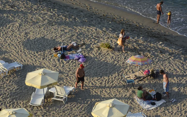 People relax on the beach of the Black Sea in Sinemorets, Bulgaria on august 30, 2015 — Stock Photo, Image