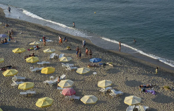 Menschen entspannen sich am Strand des Schwarzen Meeres in Sinemorets, Bulgarien am 30. August 2015 — Stockfoto