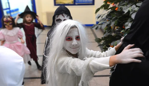 Barna feirer halloween på skolen i Sofia, Bulgaria 30. oktober 2014 – stockfoto