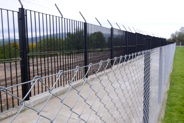 Barbed wire against the passage of immigrants — Stock Photo, Image