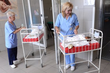 Sofia, Bulgaristan - 8 Ocak 2016: Sofya annelik hastane kimliği belirsiz yeni doğan bebeklerde