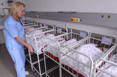Sofia, Bulgaristan - 8 Ocak 2016: Sofya annelik hastane kimliği belirsiz yeni doğan bebeklerde