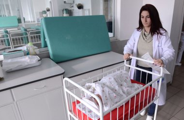 Sofia, Bulgaristan - 8 Ocak 2016: Sofya annelik hastane kimliği belirsiz yeni doğan bebeklerde