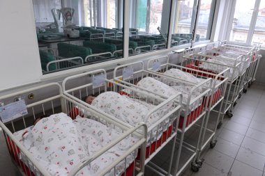 Sofia, Bulgaristan - 8 Ocak 2016: Sofya annelik hastane kimliği belirsiz yeni doğan bebeklerde