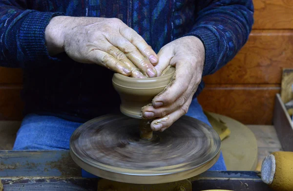Potter makes a jug out of clay in Sofia, Bulgaria on Dec 10, 2015 — Stock Photo, Image