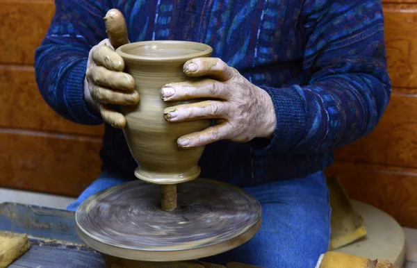 Potter makes a jug out of clay in Sofia, Bulgaria on Dec 10, 2015 — Stock Photo, Image