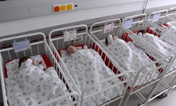 Sofie, Bulharsko - 8 ledna 2016: Neidentifikovaný Novorozenci v porodnici v Sofii — Stock fotografie