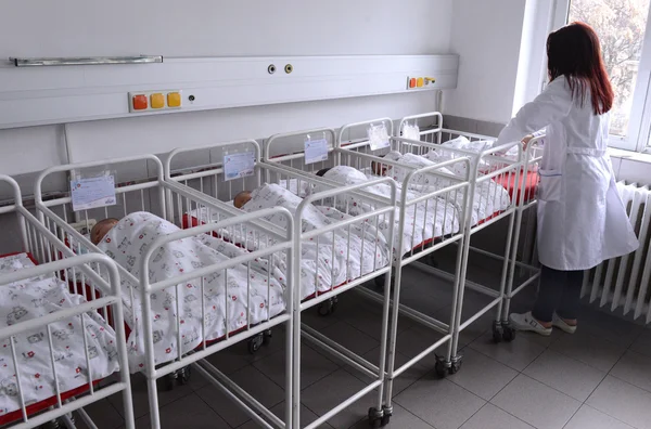 Sofia, Bulgarie - 8 janvier 2016 : Nouveau-né non identifié à la maternité de Sofia — Photo