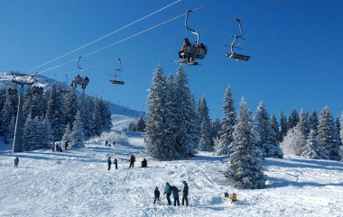 Kayak Kayak turist Borovets, Bulgaristan 5 Ocak 2008 çare. Otel kompleksi ve kış Dağları Panoraması.