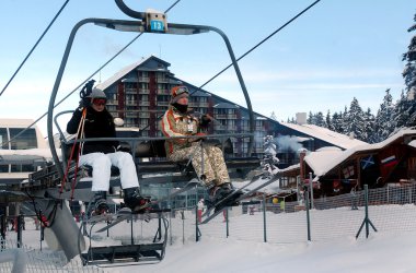 Kayak Kayak turist Borovets, Bulgaristan 5 Ocak 2008 çare. Otel kompleksi ve kış Dağları Panoraması.