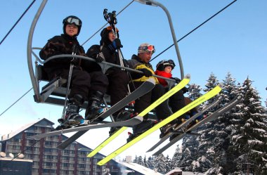 Kayak Kayak turist Borovets, Bulgaristan 5 Ocak 2008 çare. Otel kompleksi ve kış Dağları Panoraması.