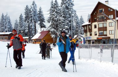 Kayak Kayak turist Borovets, Bulgaristan 5 Ocak 2008 çare. Otel kompleksi ve kış Dağları Panoraması.