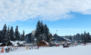 Kayak Kayak turist Borovets, Bulgaristan 5 Ocak 2008 çare. Otel kompleksi ve kış Dağları Panoraması.
