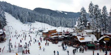 Kayak Kayak turist Borovets, Bulgaristan 5 Ocak 2008 çare. Otel kompleksi ve kış Dağları Panoraması.