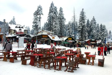 Kayak Kayak turist Borovets, Bulgaristan 5 Ocak 2008 çare. Otel kompleksi ve kış Dağları Panoraması.
