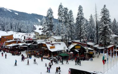 Kayak Kayak turist Borovets, Bulgaristan 5 Ocak 2008 çare. Otel kompleksi ve kış Dağları Panoraması.