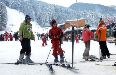Kayak Kayak turist Borovets, Bulgaristan 5 Ocak 2008 çare. Otel kompleksi ve kış Dağları Panoraması.