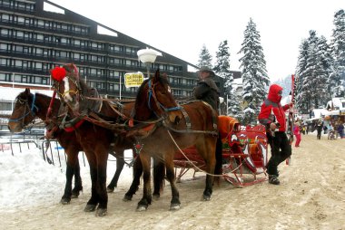 Kayak Kayak turist Borovets, Bulgaristan 5 Ocak 2008 çare. Otel kompleksi ve kış Dağları Panoraması.