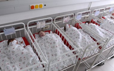 Sofia, Bulgaristan - 8 Ocak 2016: Sofya annelik hastane kimliği belirsiz yeni doğan bebeklerde
