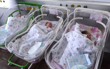 Sofia, Bulgaristan - 8 Ocak 2016: Sofya annelik hastane kimliği belirsiz yeni doğan bebeklerde