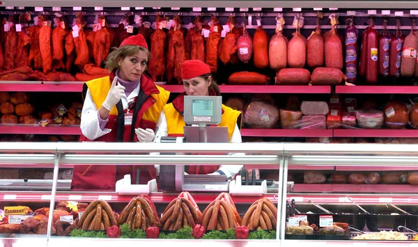 Trabajadores del matadero en el refrigerador, 14 de junio de 2006 en una fábrica de carne, Sofía, Bulgaria . — Foto de Stock