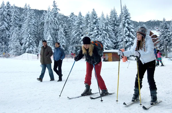 Turistas esquiando Ski resort Borovets, Bulgária Jan 5, 2008. Complexo hoteleiro e panorama das montanhas de inverno . — Fotografia de Stock