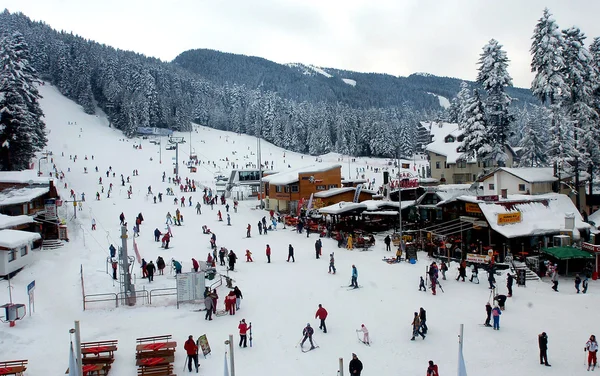 Turystów na nartach Ski resort Borowec, Bułgaria 5 styczeń 2008. Kompleks hotelowy i panorama gór zima. — Zdjęcie stockowe