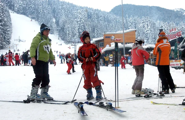 Turistas esquí estación de esquí Borovets, Bulgaria Jan 5, 2008. Complejo hotelero y panorama de montañas de invierno . —  Fotos de Stock