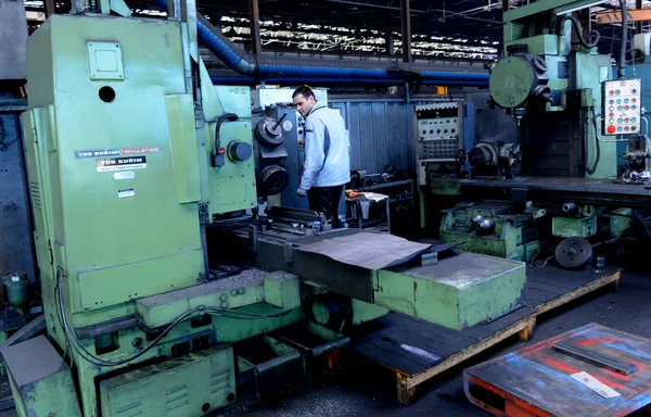 Trabalhando em uma fundição, Stara Zagora, Bulgária, 11 de fevereiro de 2014 — Fotografia de Stock