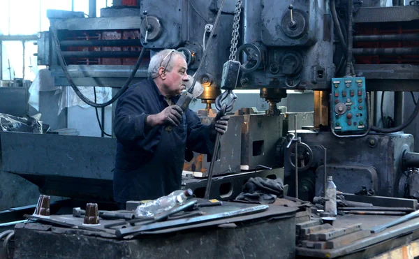 工作在铸造，保加利亚旧扎戈拉，2014 年 2 月 11 日 — 图库照片