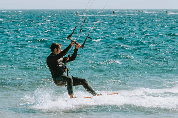 Kurzschuss Eines Jungen Mannes Beim Kitesurfen — Stockfoto