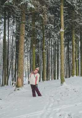 Kız kış ormanda yürüyüş. Güzel zaman