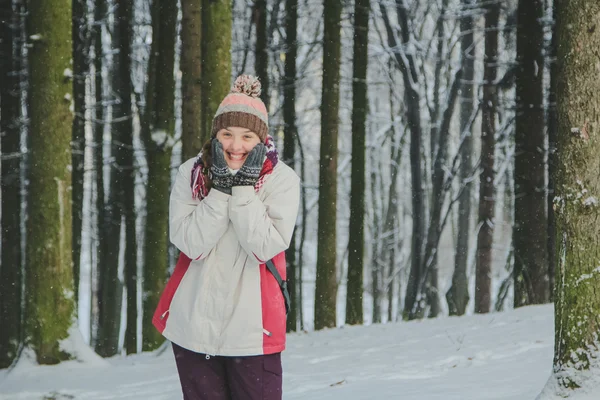 겨울 숲의 행복 한 소녀 — 스톡 사진