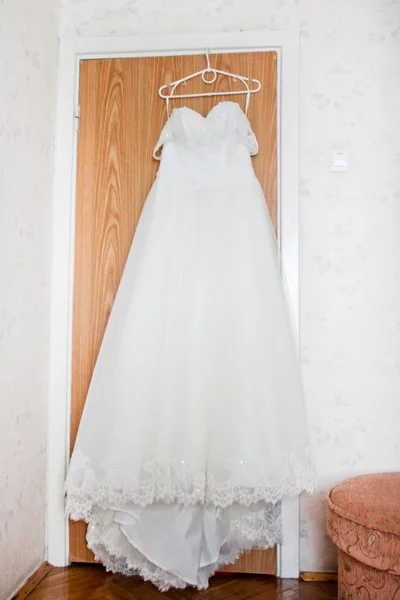 La robe de mariée qui pend en anticipation . — Photo