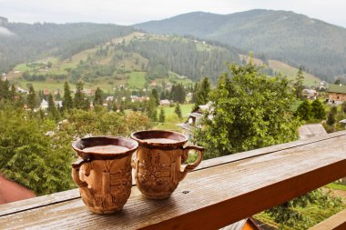 İki bardak içki. Mountain view