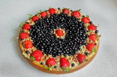 Kek çilek, yaban mersini ve fındık ile. Tart ve krem