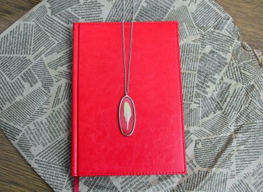 Kırmızı defter ile kolye 