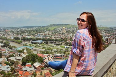Gülümseyen ve Tiflis, Gürcistan'ın panoramik manzarasını seyir kız