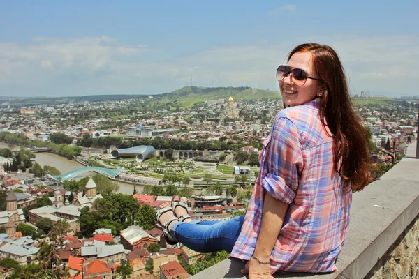 Gülümseyen ve Tiflis, Gürcistan'ın panoramik manzarasını seyir kız