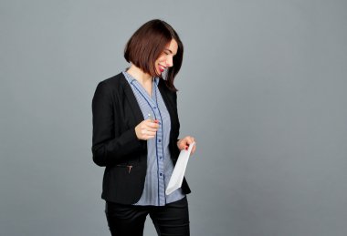 Düşünceli kadın uzak gülümsemek arıyor. Üzerine notlar yazmak.