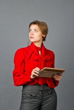 Düşünceli kadın uzakta iken düşünce arıyorum. Onun tablet okuma