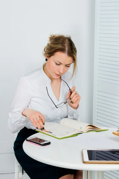 Office not almak ve sandalye üzerinde oturan psikolog