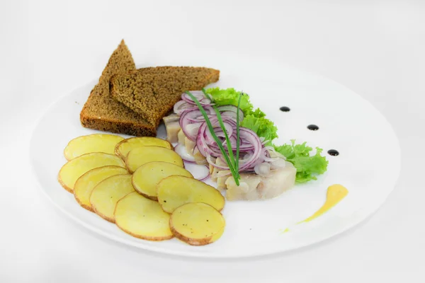 Arenque con patata y verduras aisladas sobre fondo blanco —  Fotos de Stock