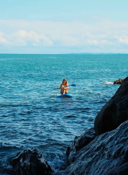 Sup站起来划桨板 漂泊在石滩附近海面上的浪漫姑娘 暑假旅行 格鲁吉亚巴统Mtsvane Kontskhi海滩 — 图库照片