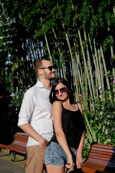 Feliz Pareja Amantes Caminando Aire Libre Jardines Bambú Fondo Hombre — Foto de Stock