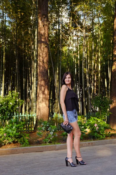 Сексуальная Женщина Позирует Улице Бамбуковые Сады Заднем Плане Модная Женщина — стоковое фото
