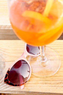 Güneş gözlüğü ve kokteyl