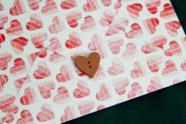 Ahşap kalp zarf üzerinde