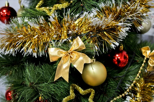 Goldene Schleife am Weihnachtsbaum — Stockfoto