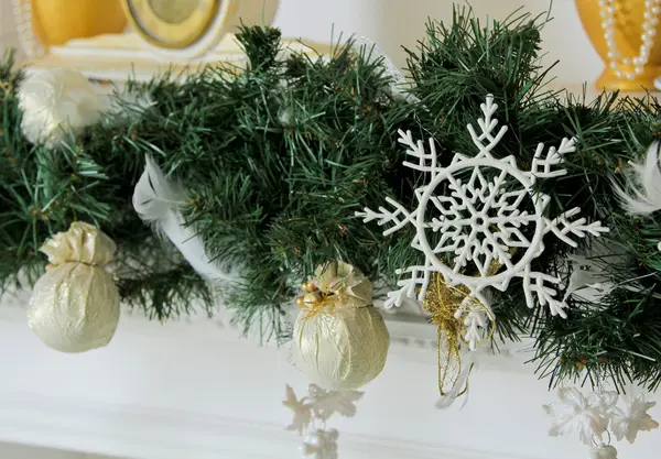 Cheminée décorative dans la maison. Flocons de neige . — Photo